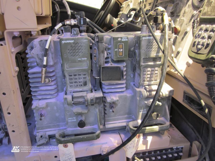 Детали интерьера Oshkosh M-ATV 2009 года  (фото 348 из 676)